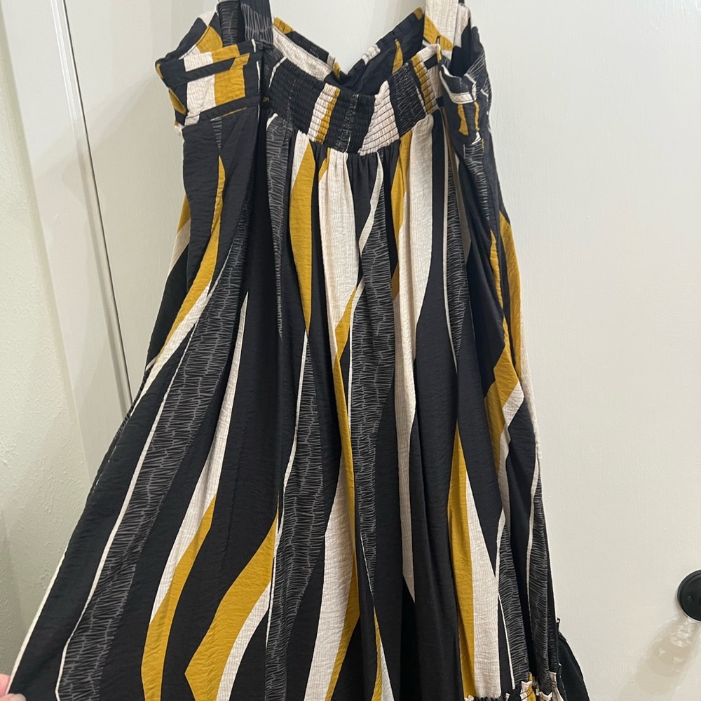 Elegant Black and Gold Maxi Dress - Picture 5 of 8